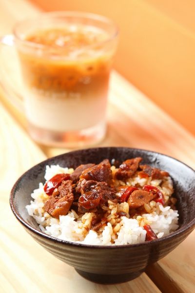 35元魯肉飯佐咖啡,咀嚼簡單美好生活。(盧育君攝影)