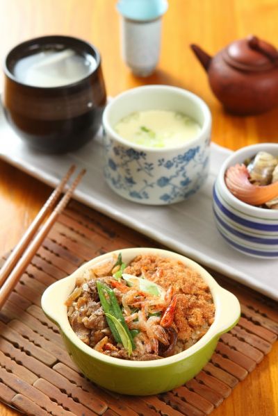 百美民宿早餐2擇1,中式:油飯、蔬菜海鮮盅、季節湯品,西式:三明治佐沙拉、現打果汁,元氣滿滿。(盧育君攝影)