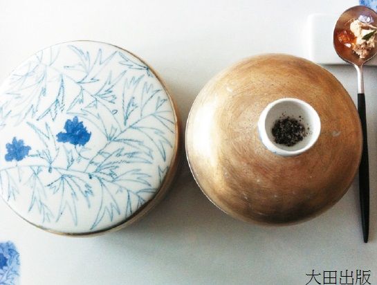裝盛前菜的銀製餐具組是陶藝家金希珍的作品。/圖片來源:大田出版《去摩登首爾找生活感》