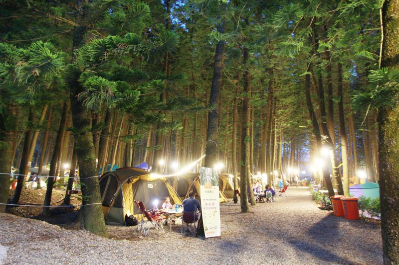 天色轉暗，親子合力搭設完成的豪華帳篷在營燈映照下更顯溫馨。