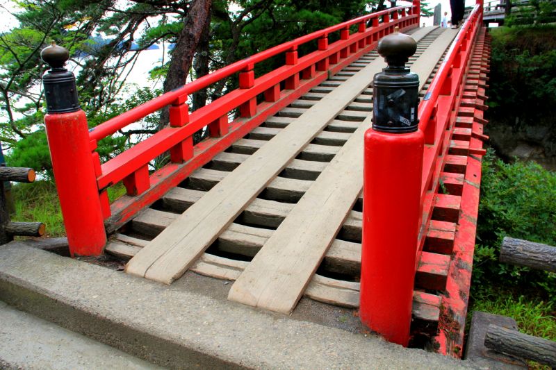 木橋上的棧板留有空格，提醒參訪遊客必須專注，用虔誠的心向佛祖參拜。(蔡克辰攝)