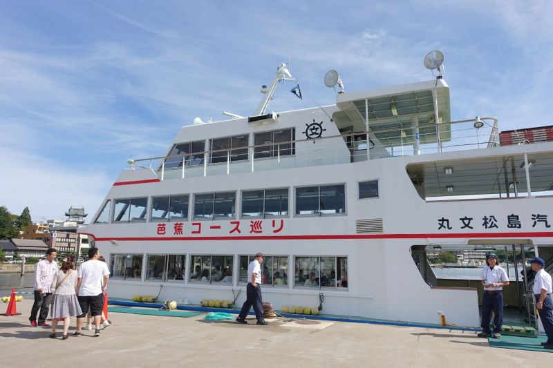 乘客將搭乘港邊的遊艇出發，沿途都會有日文語音導覽，完全聽不懂啊！(蔡克辰攝)