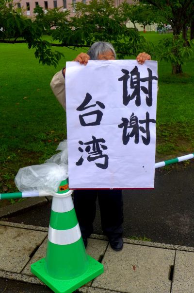 可愛的阿嬤拿著謝謝台灣的標誌，真的是非常謝謝妳的應援啊！(蔡克辰攝)