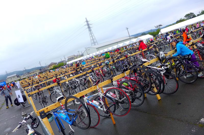 置車架整齊劃一擺放在會場中央,讓車友輕鬆停車逛街去,真是太貼心了!(蔡克辰攝)