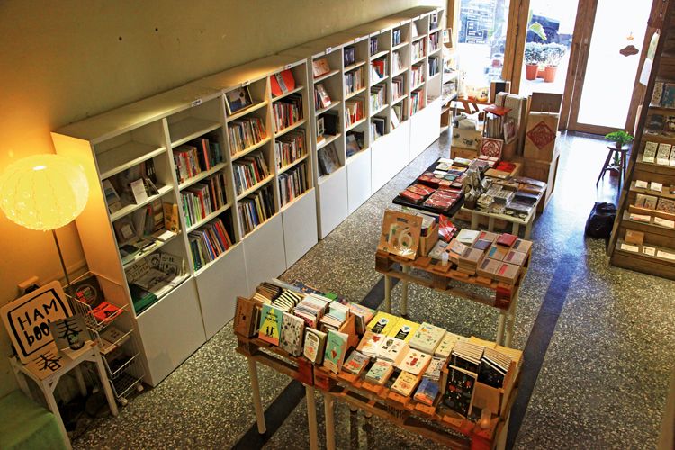 火腿看書是結合書店、閱讀自習室、手作教室以及地下室展覽的實驗複合場域。（《高雄巷弄日和》山岳文化提供）