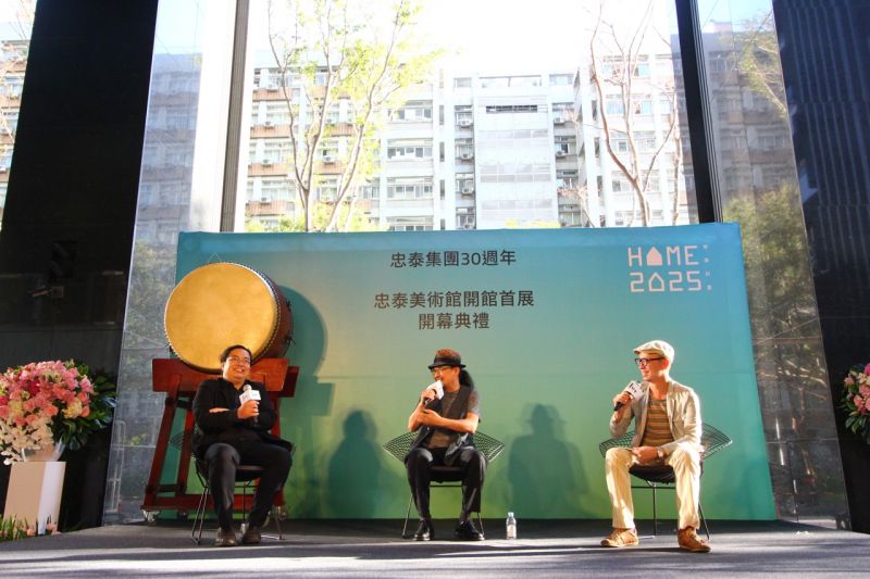 「HOME 2025想家計畫」三位策展人於記者會上分享策展主軸，左至右分別為謝宗哲、詹偉雄、阮慶岳；攝影：吳宜晏