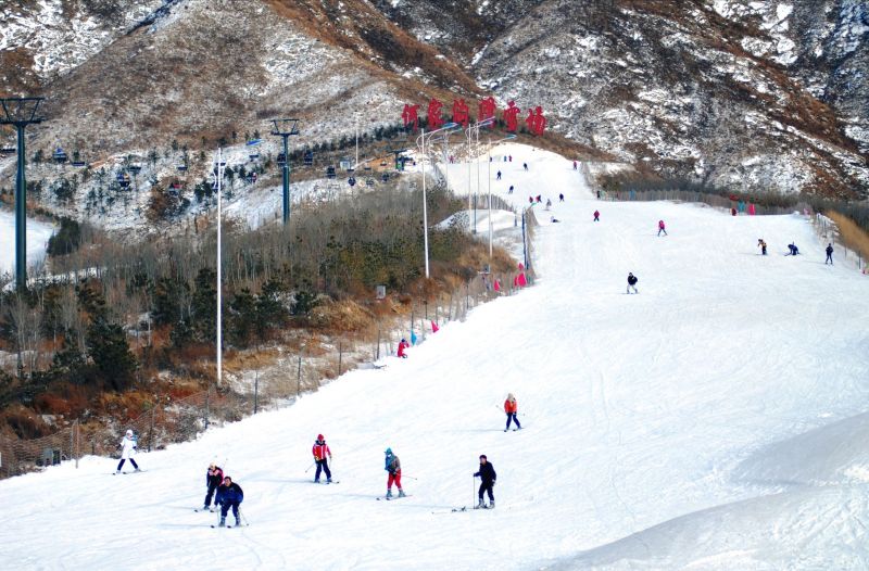 遼寧何家溝滑雪場遊樂主題眾多,滑雪泡湯還可享用海鮮。