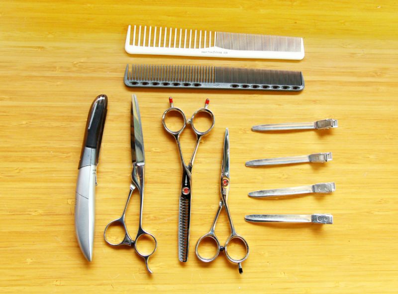 小巧的髮廊裡,理髮工具和髮品一應俱全。(陳德偉攝)