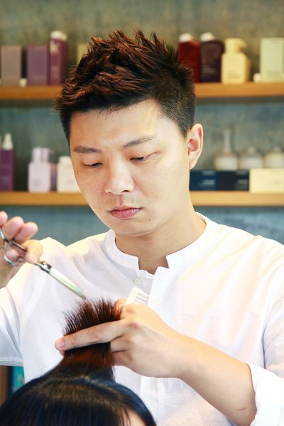 Joshua 入行15 年,從嬰兒 剃胎毛,到80 歲銀髮族的髮型,都難不倒他。(陳德偉攝)