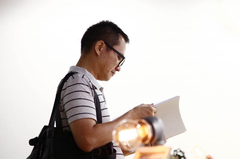 展區內不僅有作品可看,還有經典攝影集可已翻閱。圖攝/酸鼻子