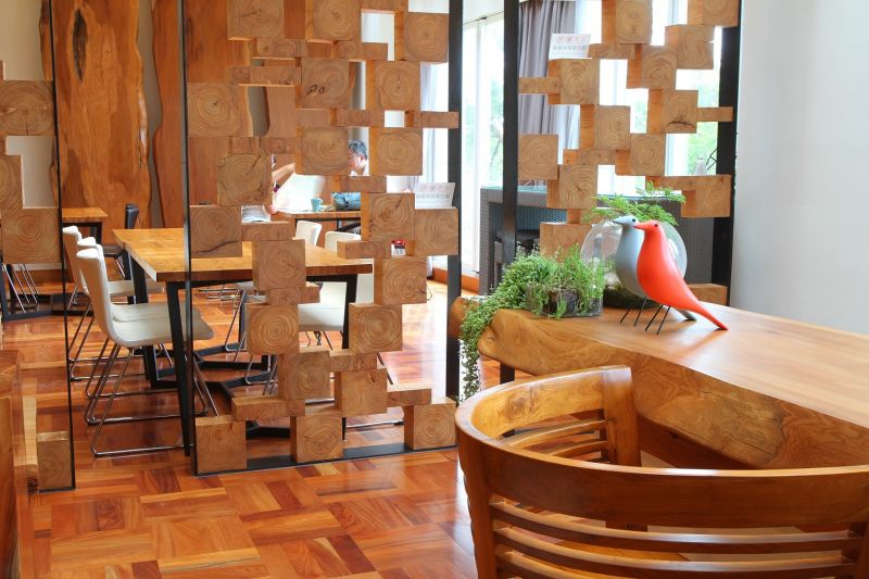 建材都是珍貴的台灣肖楠和檜木，隨著木頭散發出的芬多精及香氣，讓身心達到放鬆的效果。（盧育君攝）