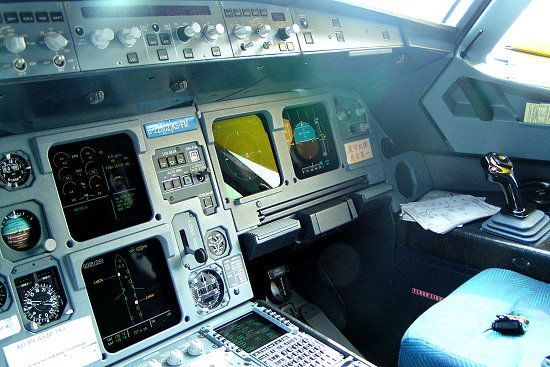Airbus A321的真實駕駛艙，可以清楚看到操縱桿的配置方式（圖片來源：fabg）