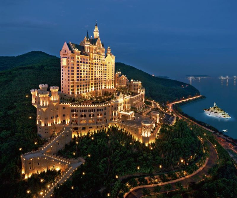 位於半山腰的城堡酒店坐擁港口美景。