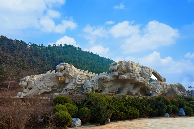 500顆大理石雕刻而成的六隻東北虎，就佇立在濱海路的廣場。