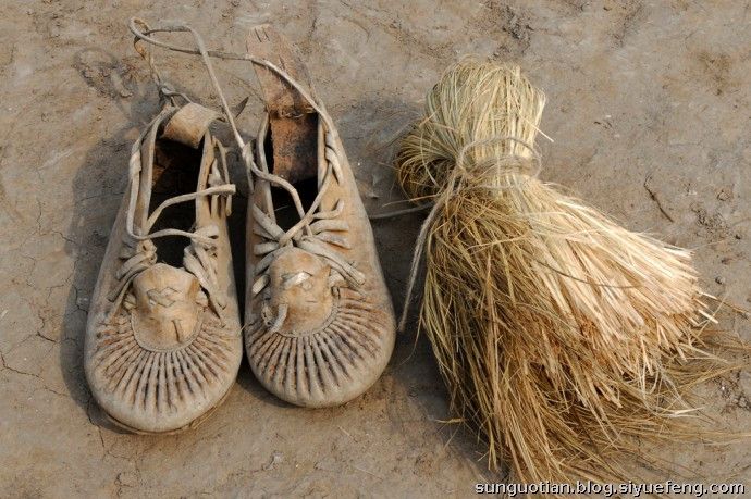 現代東北很難見到的烏拉草，製成的鞋墊也很難買到。(圖片來源:http://bit.ly/2dESlFm)