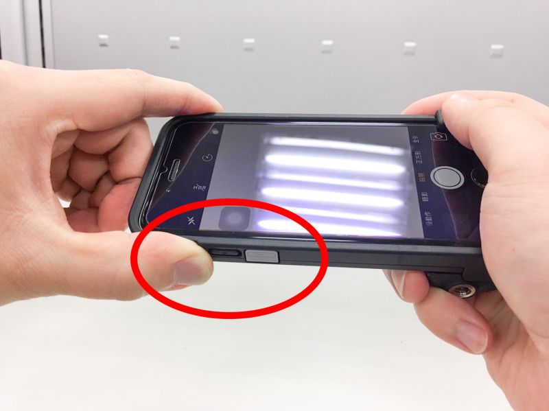 要注意左手大拇指不要倚靠到灰色的「音量鍵」 圖攝/吳仁凱