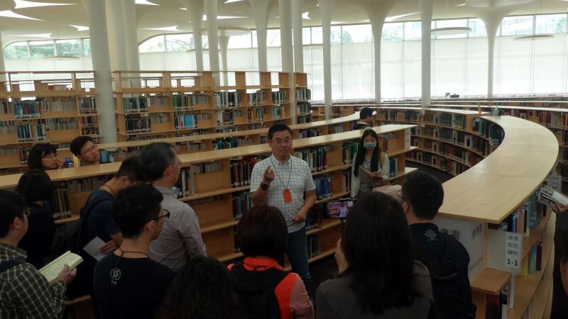 社科院圖書館／曾光宗副教授正講解圖書館的設計概念；攝影：王進坤