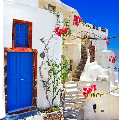 在聖托里尼處處可見浪漫的白色建築與街道，也是旅人對希臘的經典印象。（圖片：123RF）