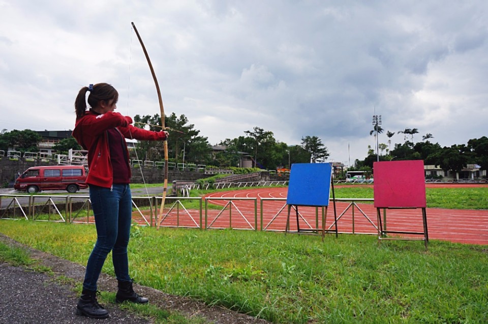 體驗泰雅族傳統射箭。（攝影／林郁姍）