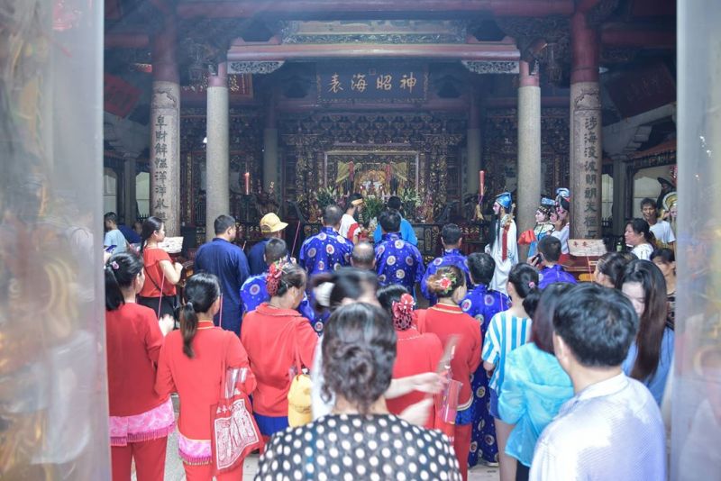 很幸運地在祖廟中遇見滿滿還願的信眾，男的穿藍衣、女的穿紅衣。(攝影：Tiffany Ku)