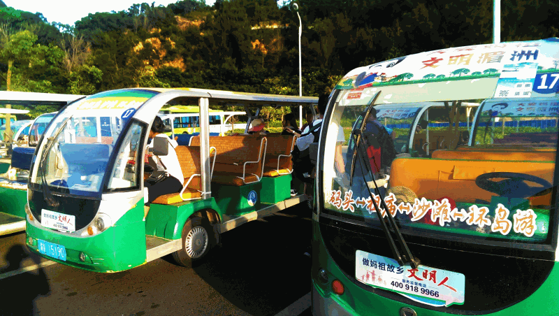 島上為數眾多的電瓶車，是旅客的普遍交通工具(圖片來源：yeahyeahyeah攝)