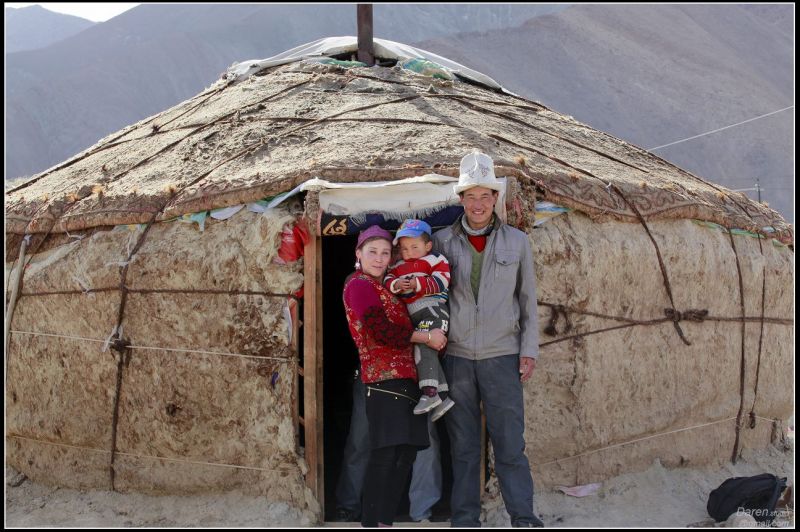 南疆喀拉庫勒湖畔，柯爾克孜族一家三口與他們的氈房之家。圖／曾達仁 Daren 提供