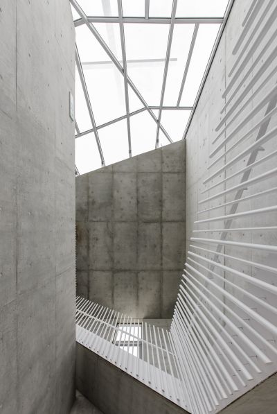 經由一道白色、充滿陽光的去物質性的樓梯轉折垂直而上;圖片提供/張瑪龍+陳玉霖聯合建築師事務所(攝影：鉉琉工作室)