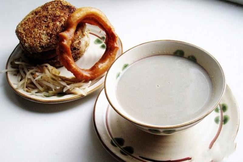 酸臭的豆汁兒老北京人會配辣鹹菜絲和焦圈，鹹辣糅合酸甜。圖片來源http://bit.ly/2v4Rhnv