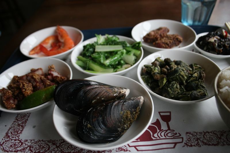 豐盛的馬祖特色套餐，有佛手、淡菜和海帶等新鮮料理。（圖片提供／余政哲）