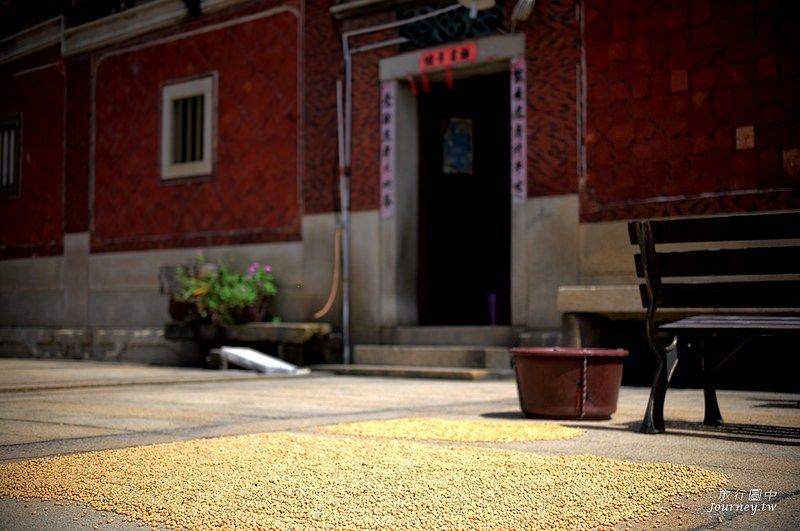 從果莢裡取出的黃豆在太陽溫暖的懷抱滋養，看的到居民的生活日常(圖片來源：許傑)