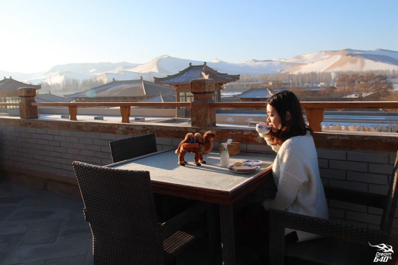 實地體驗─在唐朝宮殿上吃早餐，瞭望披著雪的無垠沙漠，彷彿穿越劇的人間極享