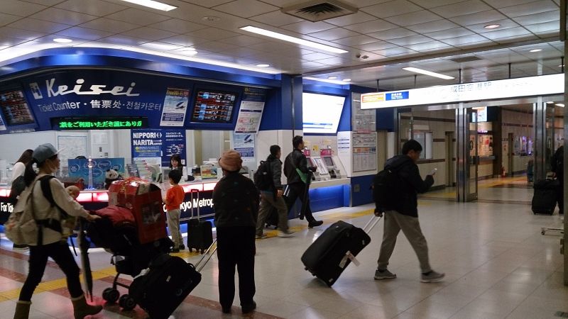 左手邊藍色的是京成電鐵Skylinner售票處。(photo by 阿福)