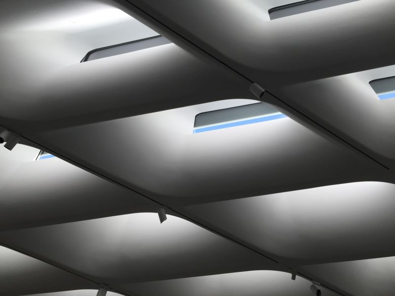 精心設計的採光天窗為室內提供穩定且柔和的自然光；圖片提供 / Arup