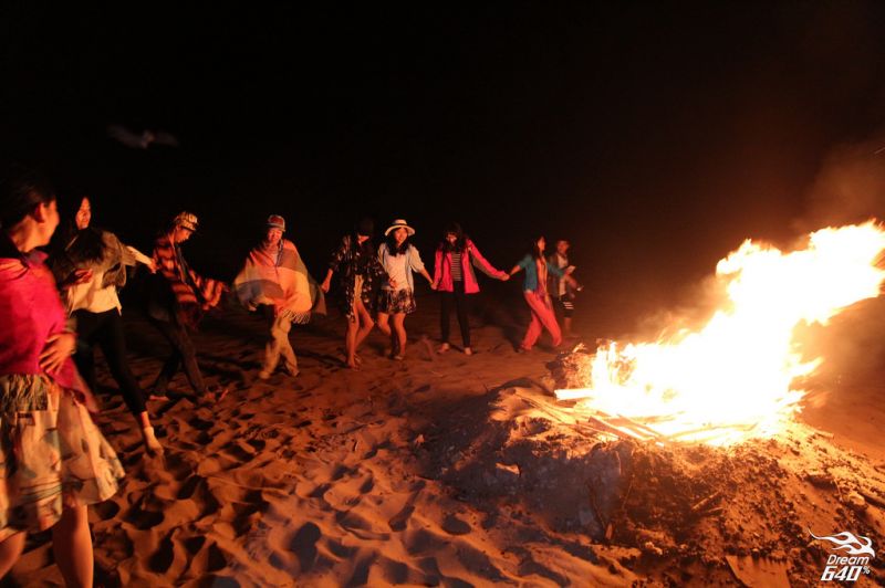 露營一定少不了營火?特別是沙漠的夜晚，特別需要這樣的大伙來溫暖大家。