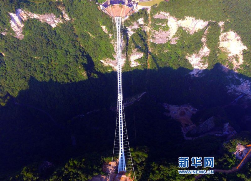 擁有世界最驚人高度及橫跨度的玻璃吊橋，被譽為世界建築奇觀(圖片來源：新華網)