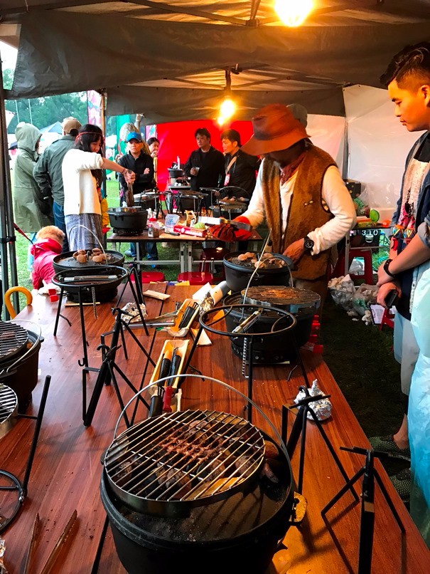 露營界名人長野修平老師的鑄鐵鍋料理課程現正進行中。