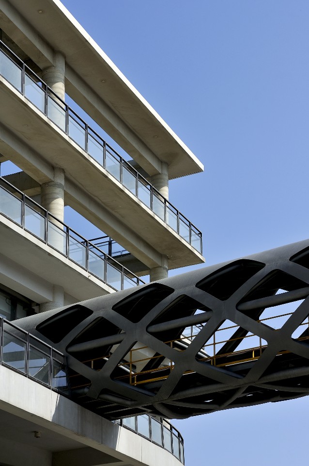 空橋與建築的接合細部；圖片提供：張哲夫建築師事務所