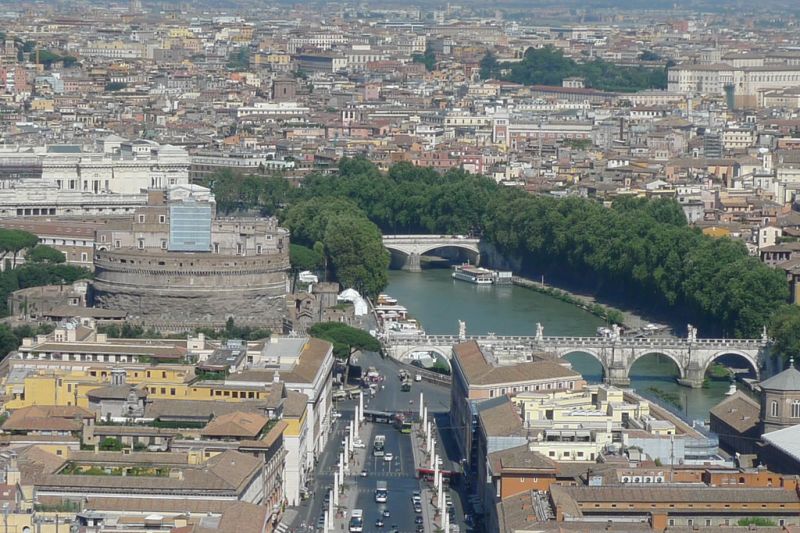 鳥瞰台伯河流經的羅馬市區，稠密的都市空間，充滿了3000年來的營造堆疊痕跡。(攝影/林芳怡)