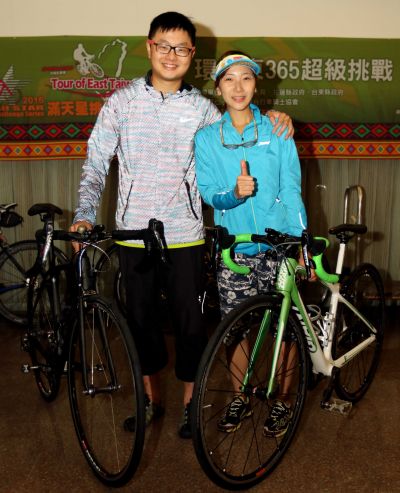 去年環花東摔車縫了23針的香港白衣天使馮逸璇，今年再度在男友廖冠邦陪伴下來台灣參加環花東挑戰。（中華民國自行車騎士協會提供）