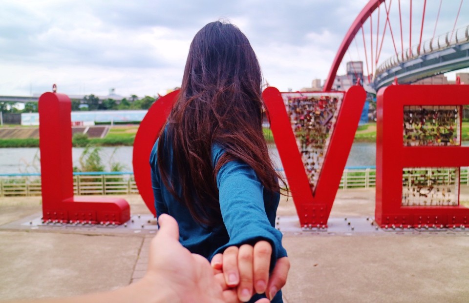 可以把LOVE當成背景拍照，模仿IG牽手情侶系列。(photo by 宛儒)