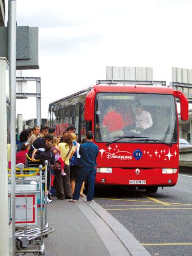 前往迪士尼樂園的紅色大巴士（圖片來源：山岳文化《自遊巴黎地圖集》）