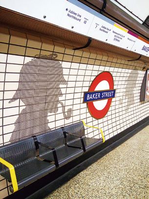 有著福爾摩斯磁磚拼貼的Baker Street Station。（圖片來源：悅知出版社《享受吧！倫敦小旅行》）