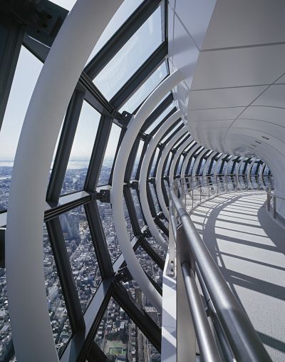 位於高度445m-450m的天望迴廊的內觀。內有長達114m的斜坡；圖片提供：日建設計／Photography：Ken´ichi SUZUKI
