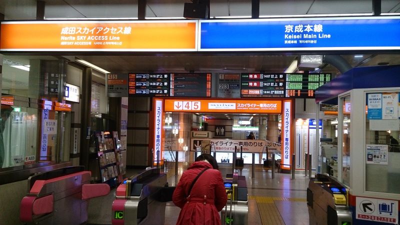 買好Skyliner車票之後就跟著橘色路標走。(photo by 阿福)