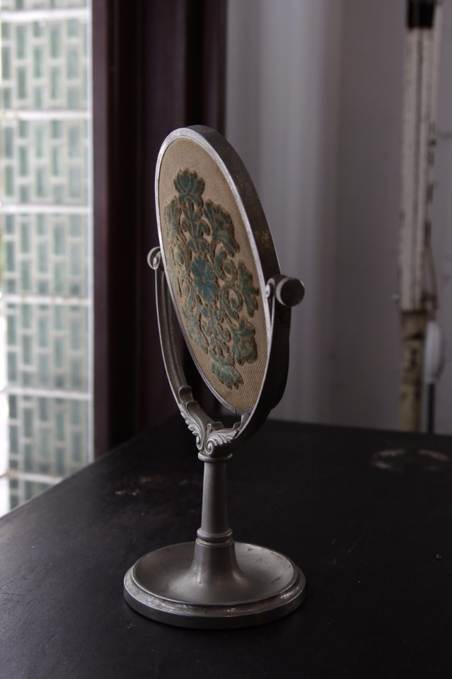 昭和時期資生堂小鏡（NT$2,500），約60年代物品，早期特殊品牌小物，充滿細節、優雅的線條。（Fion提供）