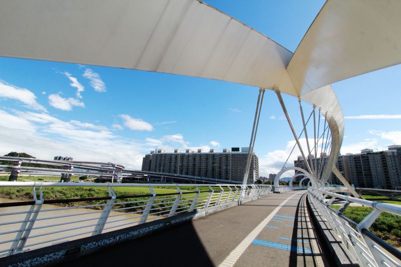 陽光橋為白色的鋼構橋梁，造型優美獨特。(陳德偉攝影)