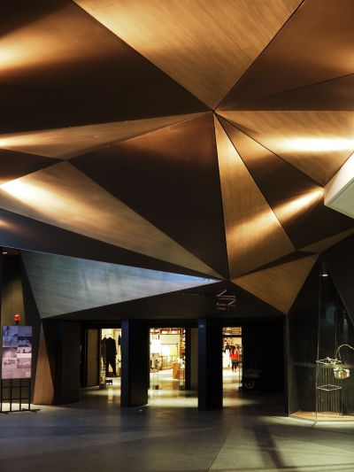 地下一樓的入口處,以木材與金屬等自然材質拼貼;圖文提供/台灣創意設計中心