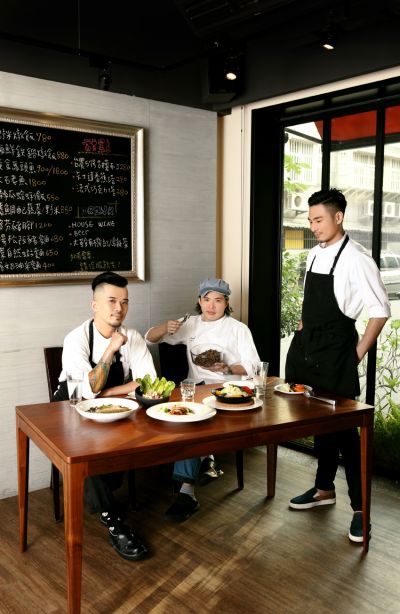中為店長謝明峰，左為主廚陳易坤，右為二廚陳柏宇。(陳家偉攝)