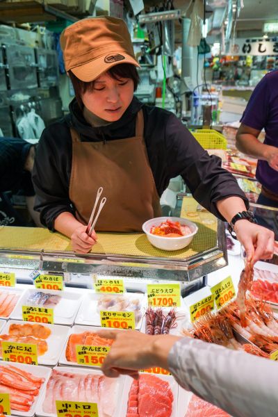 和商市場的勝手丼絕對不踩雷，因為可以自行挑選想吃的海鮮。（圖片：林芳如）