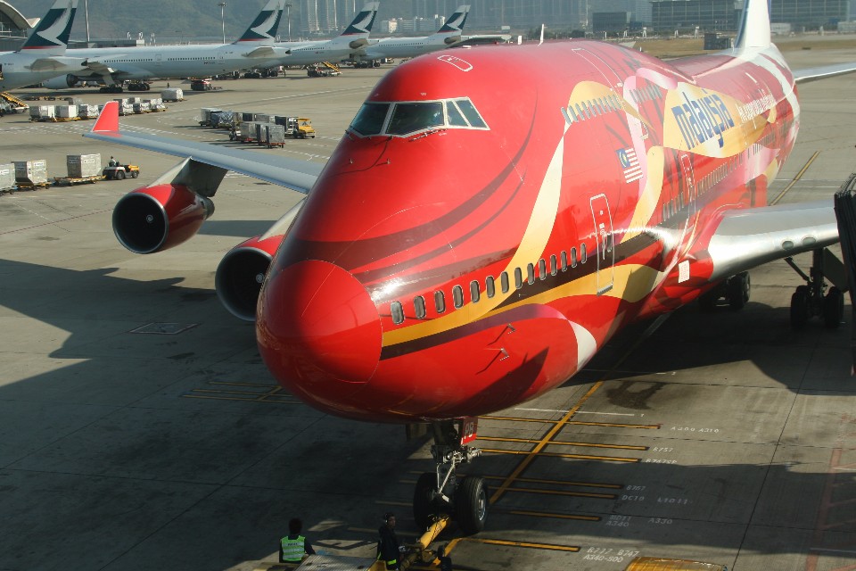 著名的馬來西亞航空紅色朱槿花彩繪機